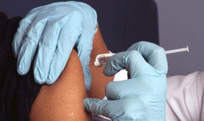 Nurse_administers_a_vaccine
