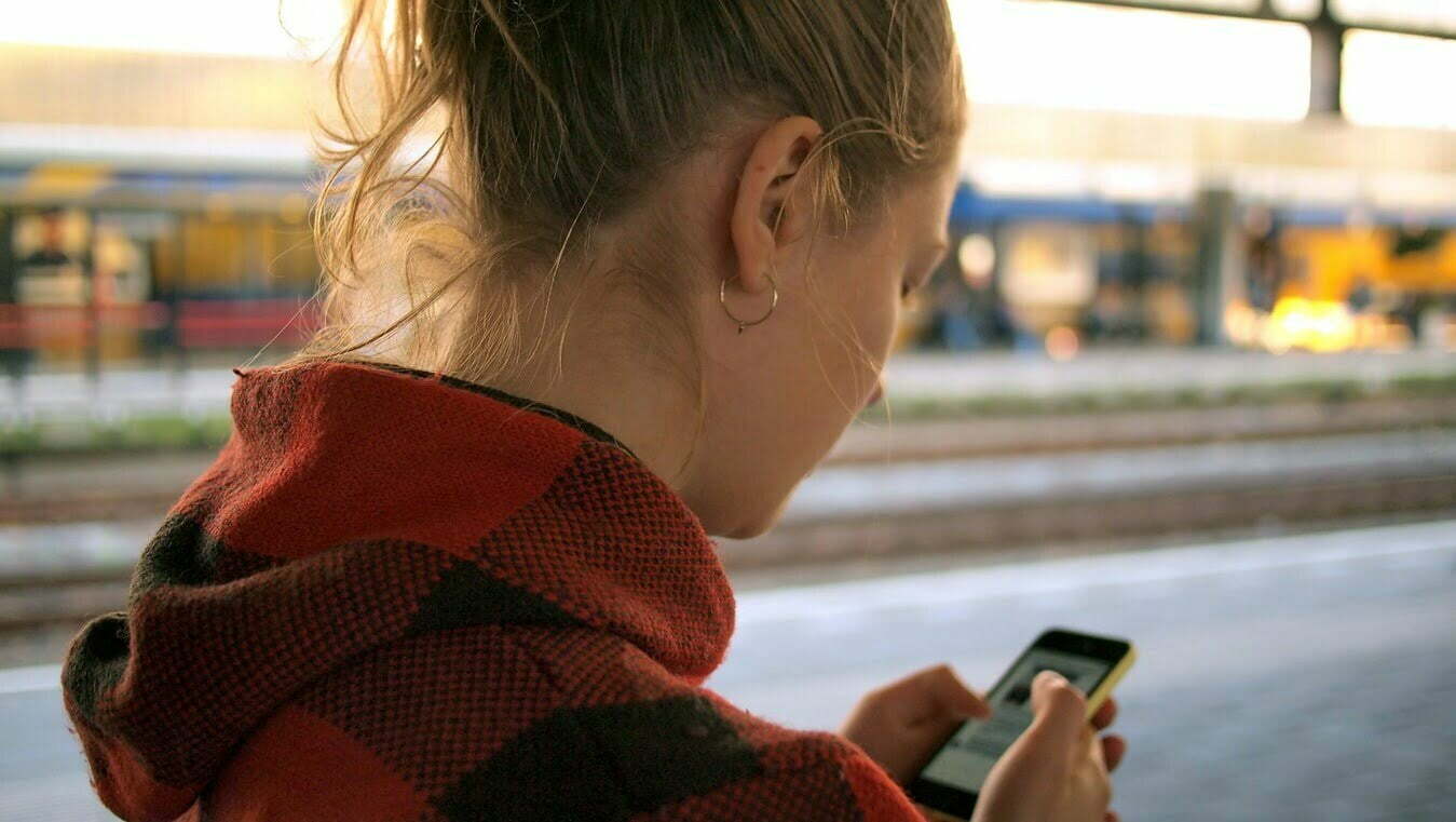daria-nepriakhina-_XR5rkprHQU-unsplash Woman on phone