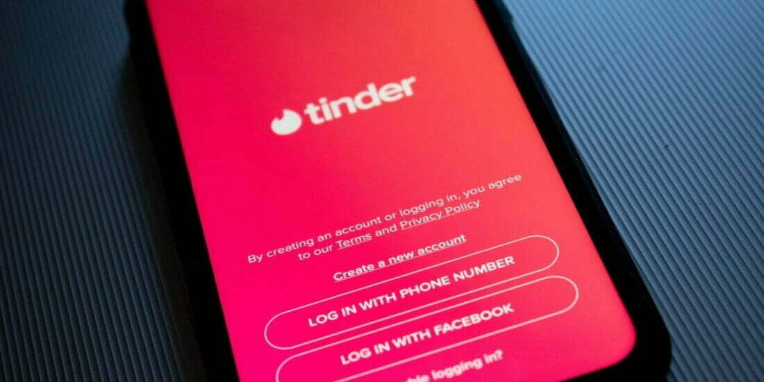 kon-karampelas-7Hv7183ZNFM-unsplash Tinder app